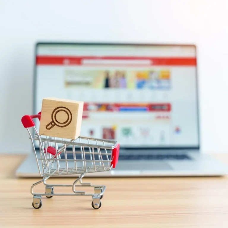 Koszyk z ikonami i laptopem, związane z e-commerce i SEO