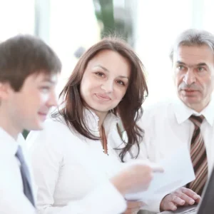 Zespół biznesowy omawia informacje z laptopem