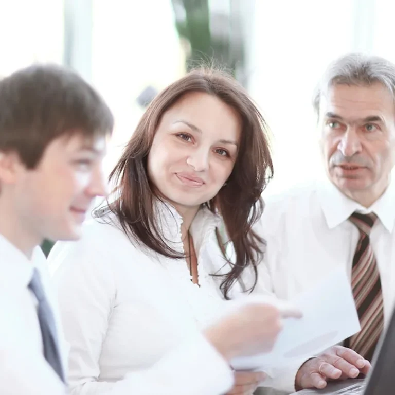 Zespół biznesowy omawia informacje z laptopem