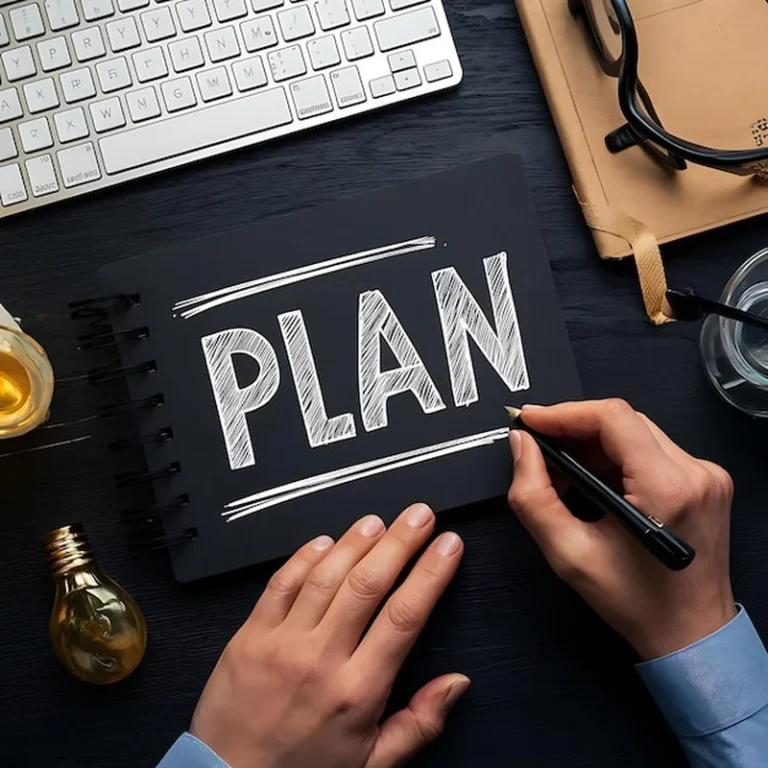 Czarne biurko z notatnikiem z planem na eleganckim biurku