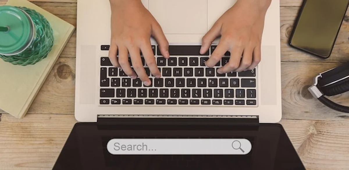 Laptop na biurku podczas szukania informacji online
