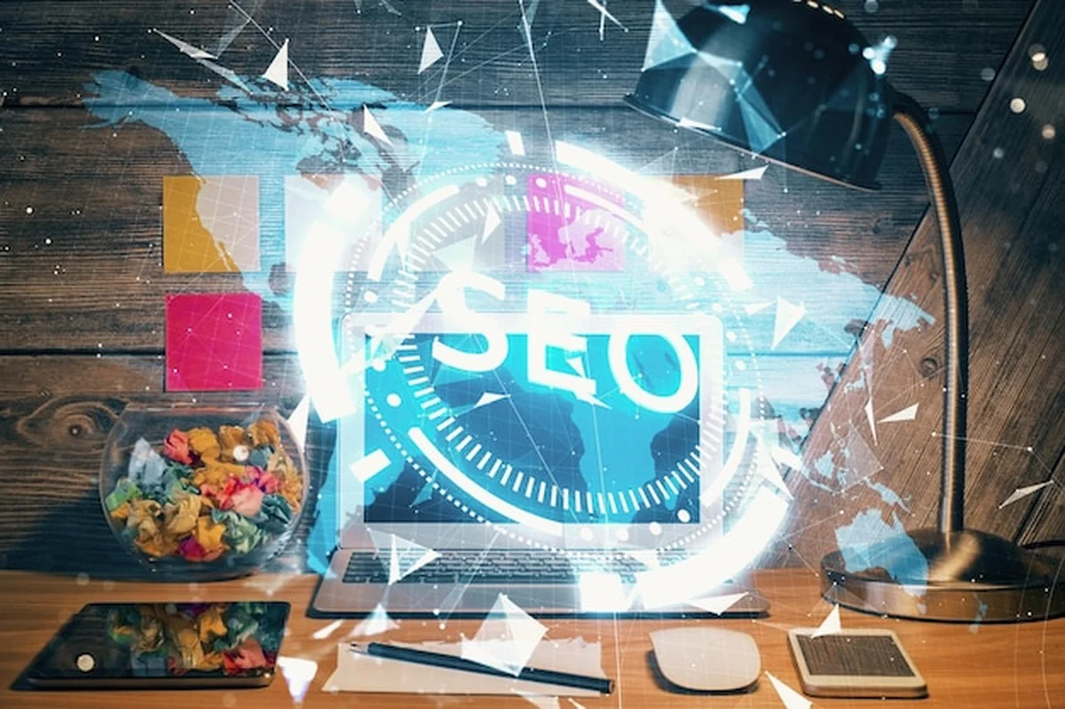 Podwójna ekspozycja stołu z hologramem komputerowym i rysunkowym