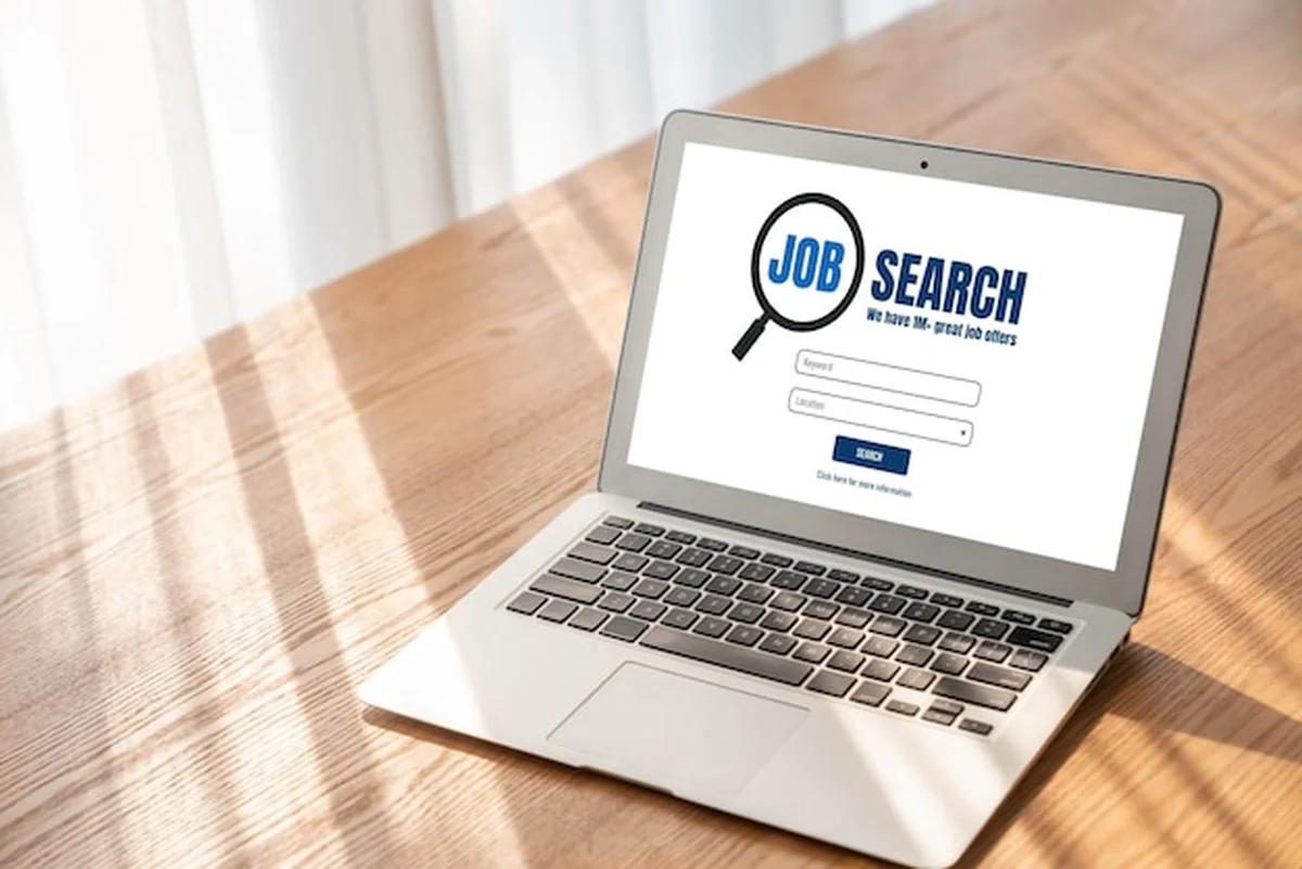 Wyszukiwanie pracy online na modnej stronie internetowej
