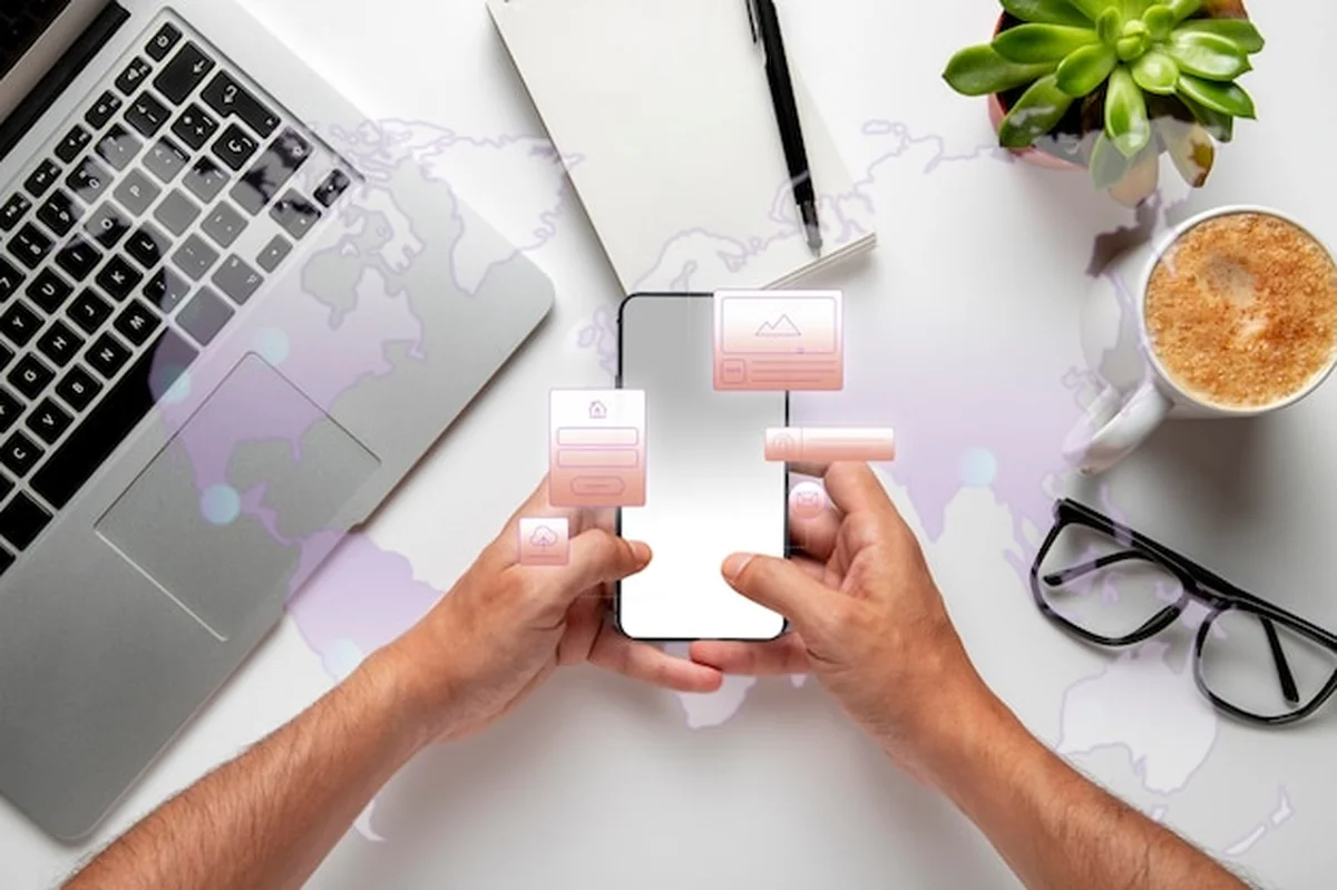 Osoba pracująca nad interfejsem na smartfonie