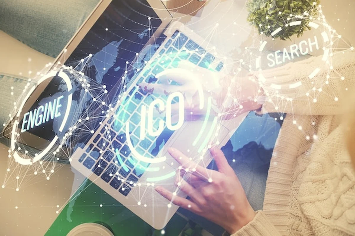 Ręce kobiety przy komputerze i hologramowy rysunek blockchaina