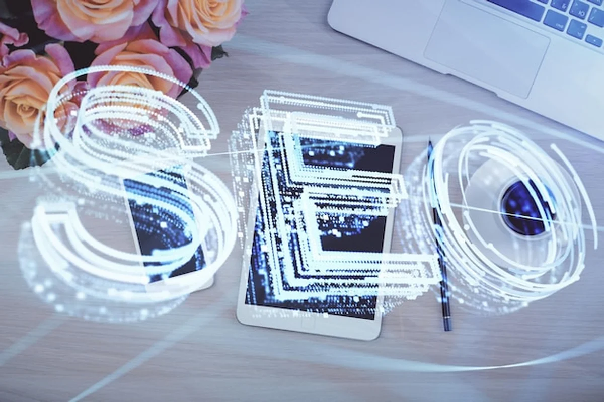 Podwójna ekspozycja rysunku hologramu SEO na pulpicie