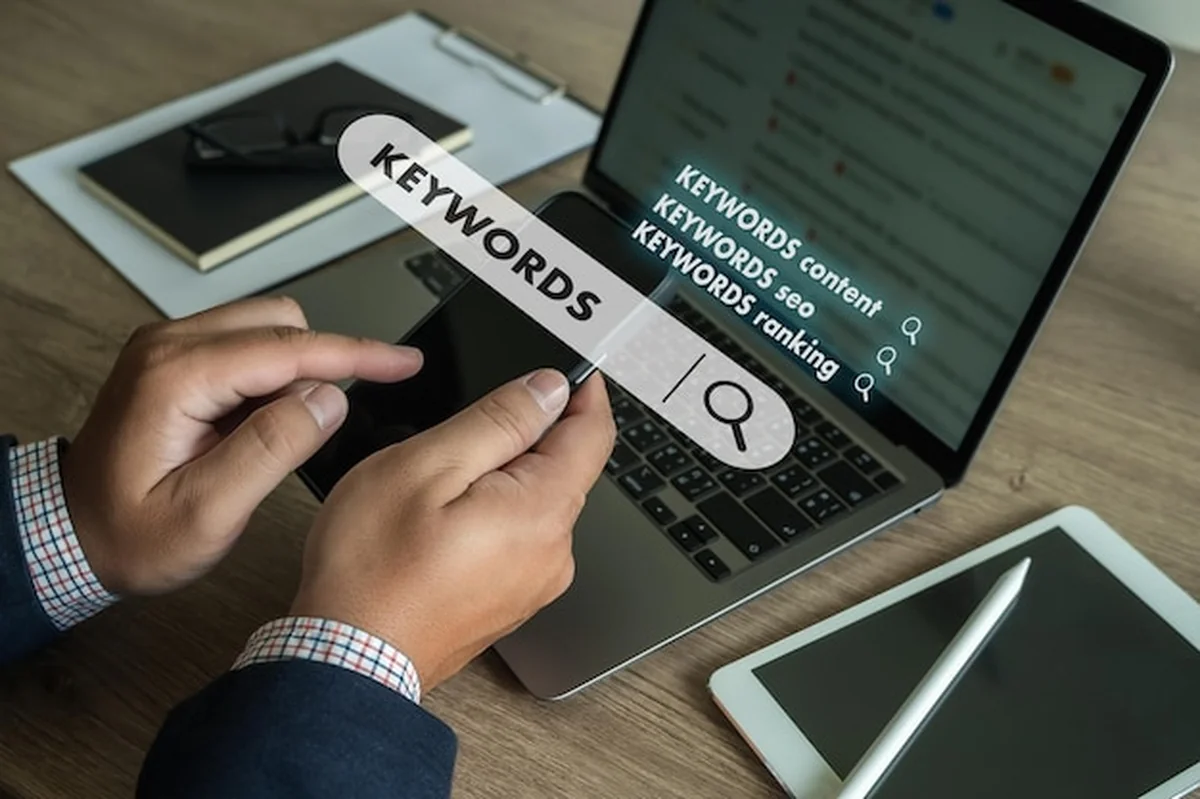 Biznesmen przeglądający laptopa w biurze