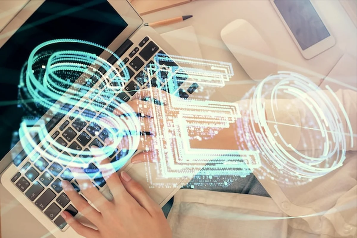 Ręce kobiet pracujących na komputerze i rysunek hologramu SEO