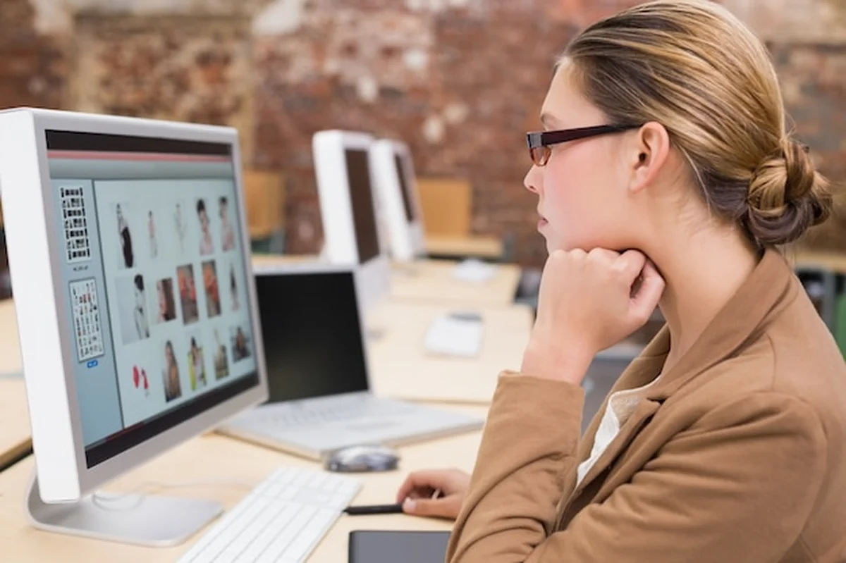 Bizneswoman używa komputera przy biurku