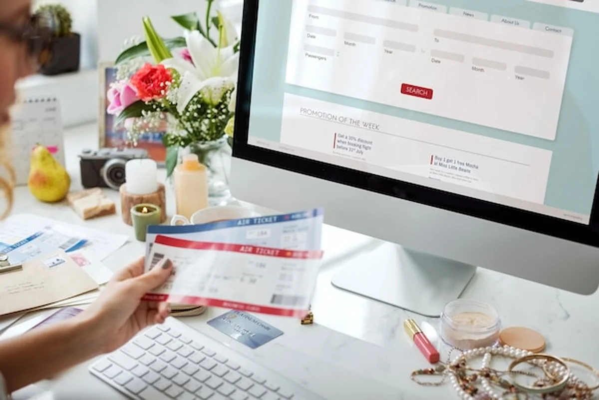 Kobieta rezerwuje bilet online