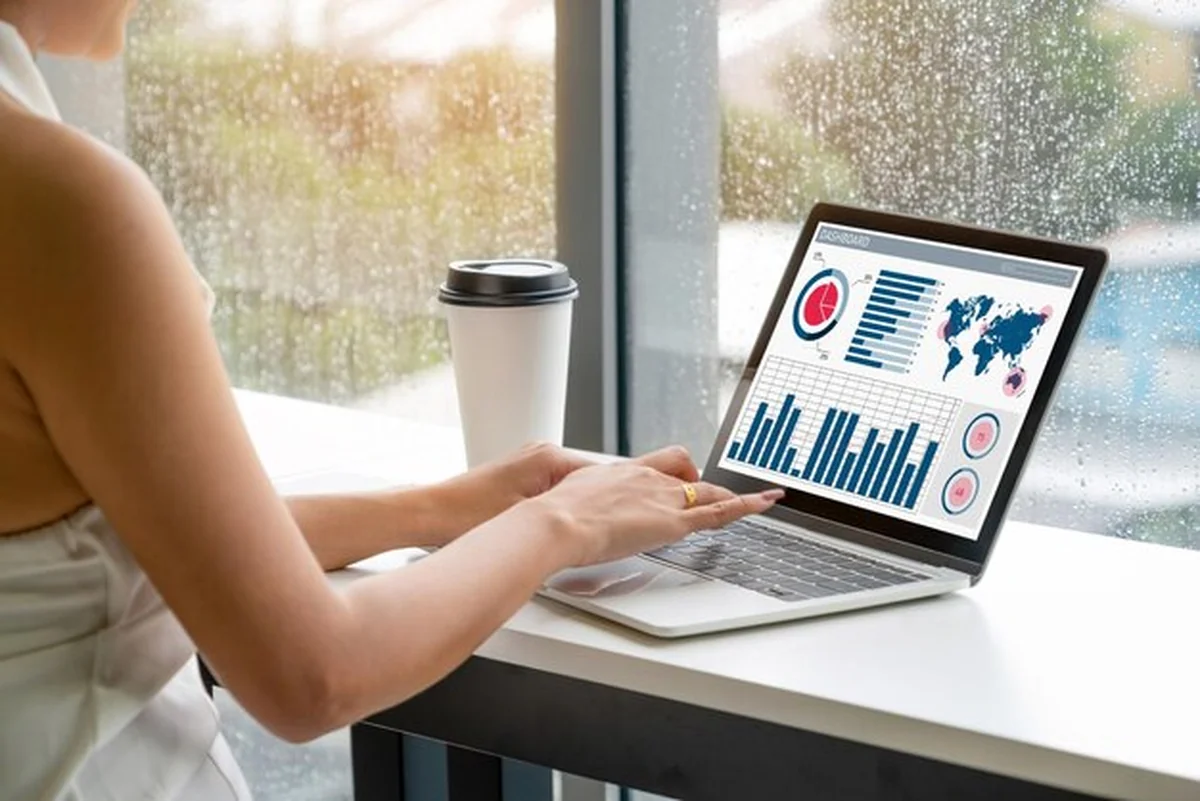 Analiza danych biznesowych przy użyciu oprogramowania komputerowego