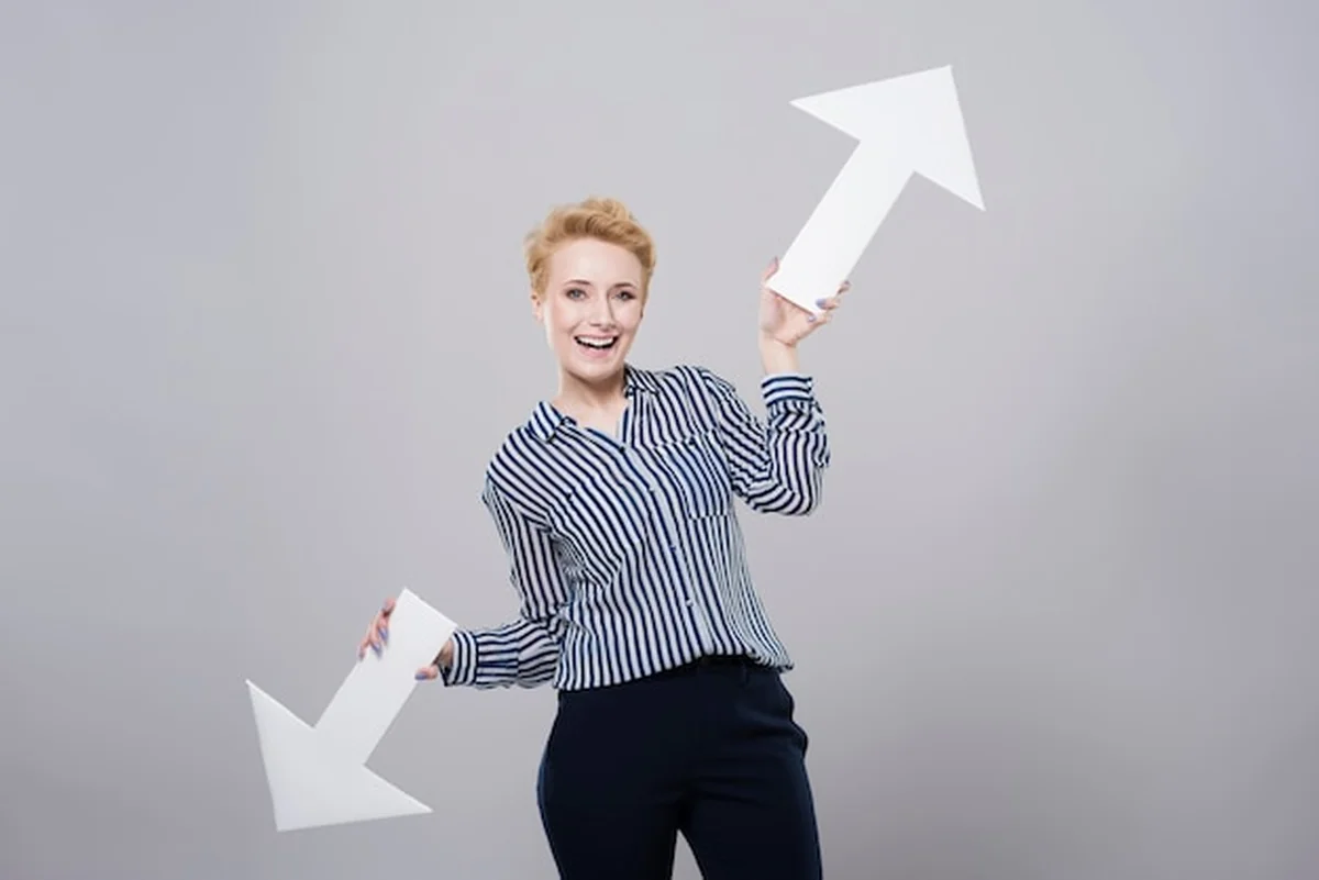 Młoda bizneswoman trzyma strzały