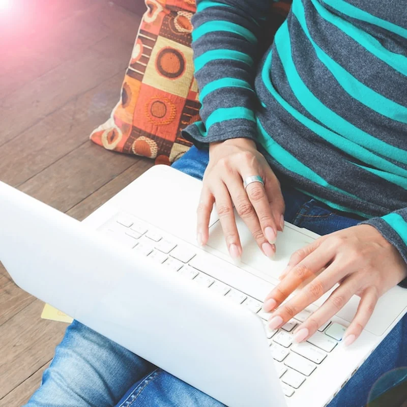 Kobieta z laptopem i kartą kredytową w domu