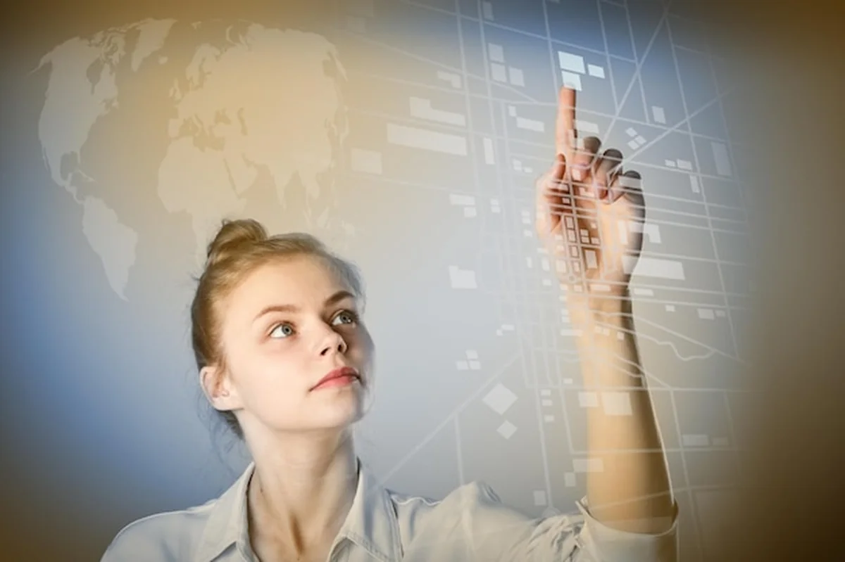 Bizneswoman dotykająca danych na cyfrowym obrazie