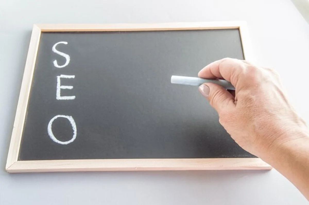 Zbliżenie tekstu trzymającego rękę na białym tle