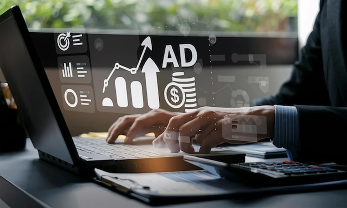 Przedsiębiorca pracuje na laptopie z pulpit analityczny biznesowy z wykresami i wskaźnikami