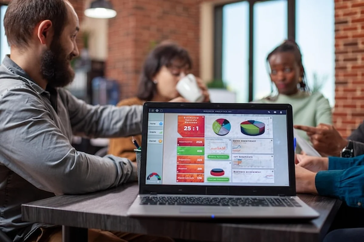 Laptop wyświetlający analitykę biznesową