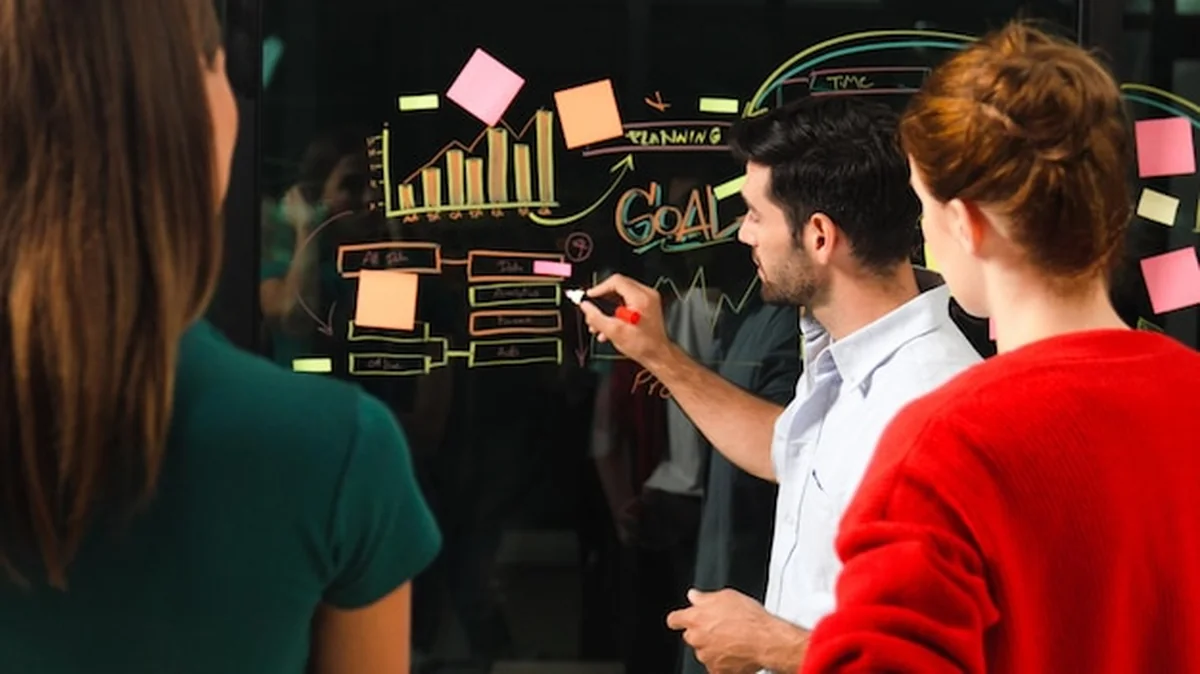 Przedsiębiorca prezentujący plan marketingowy inwestorowi Tracery