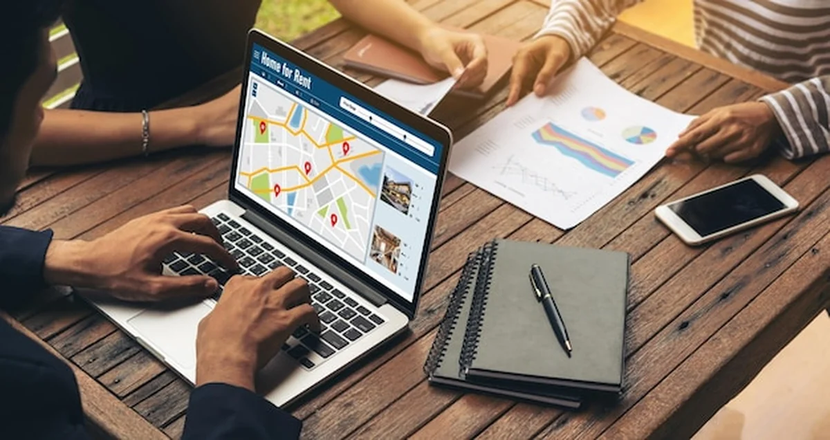 Wyszukiwanie nieruchomości online na komputerze