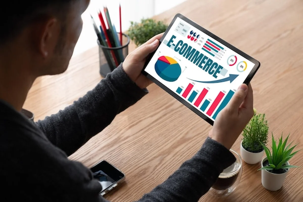 Oprogramowanie do analizy danych e-commerce z modnym pulpitem nawigacyjnym