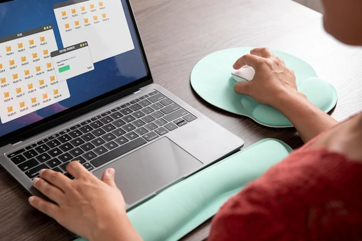 Praca w domu na ergonomicznej stacji roboczej