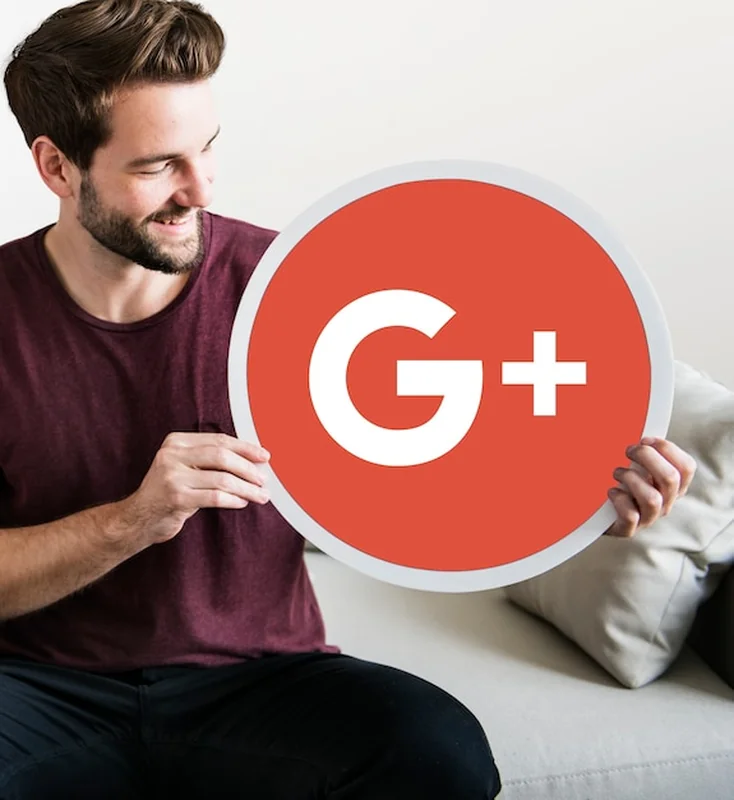 Osoba trzymająca ikonę Google Plus