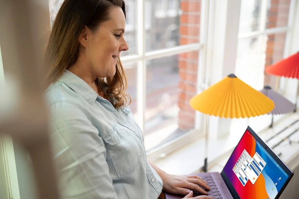 Cyfrowy nomada pracujący nad projektem