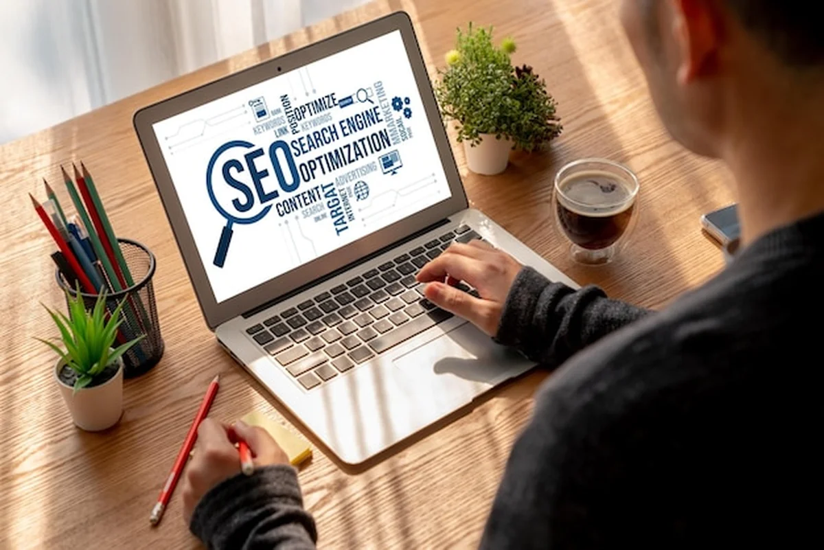 Optymalizacja SEO dla modnego handlu elektronicznego i sprzedaży detalicznej online na ekranie komputera