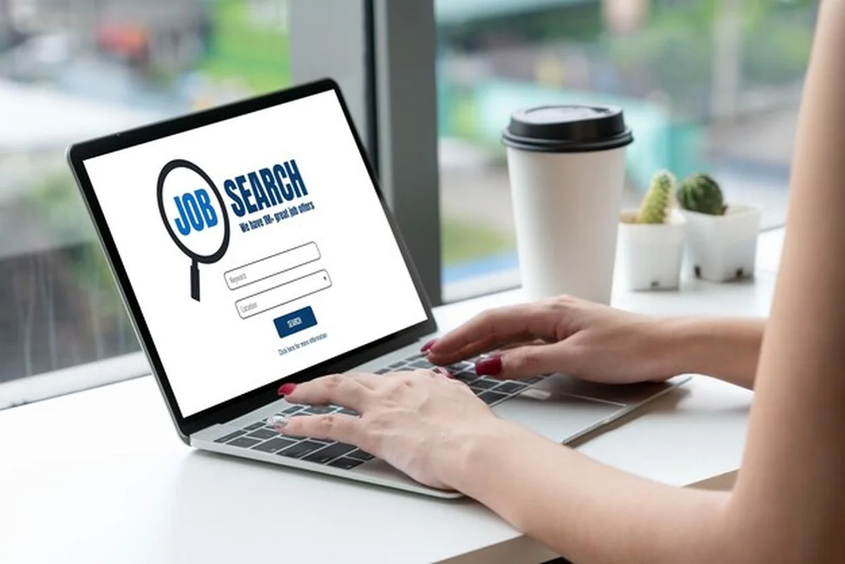 Wyszukiwanie pracy online na modnej stronie internetowej