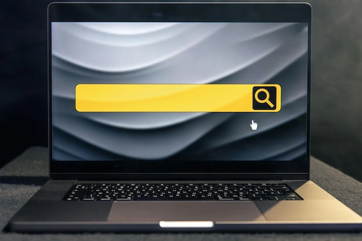 Laptop z paskiem wyszukiwania na ekranie